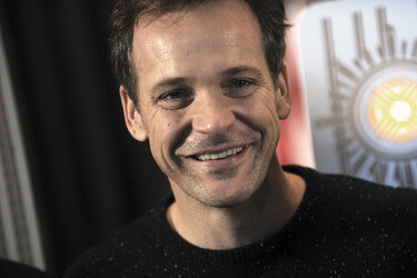 Peter Sarsgaard beleuchtet Empire State Building rot, New York