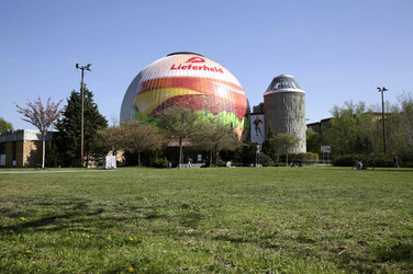 Zeiss-Großplanetarium Berlin als 30m großen Burger