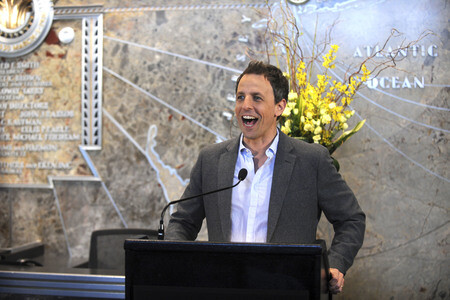 Seth Meyers schaltet das Licht am Empire State Building ein in New York