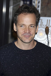 Peter Sarsgaard beleuchtet Empire State Building rot, New York