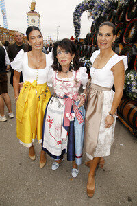 Regines Damenwiesn beim Oktoberfest 2025 in München