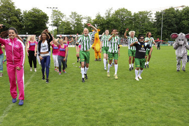 Charity-Fußballspiel 'Kicken mit Herz' in Hamburg