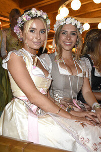 Madlwiesn im Schützen-Festzelt auf dem Oktoberfest 2018 in München