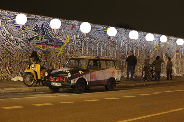 Lichtmauer aus Ballons, Berlin