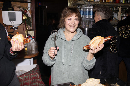 Benefizaktion mit Promi-Charity-Grillen in Berlin