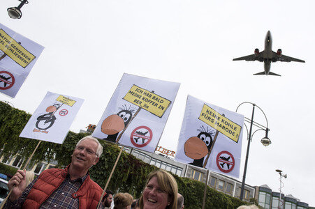 Demo für die Schließung des Flughafens Tegel in Berlin