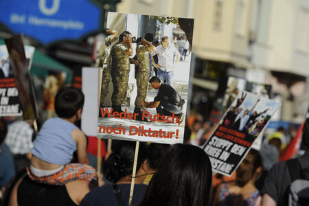 Protest gegen das Vorgehen der türkischen Regierung nach dem gescheiterten Militärputsch