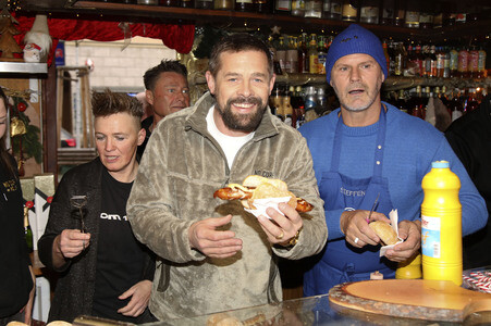 Benefizaktion mit Promi-Charity-Grillen in Berlin