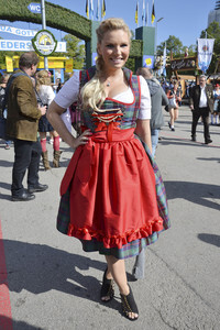 Damen-Wiesn 2015 von Unternehmerin Regine Sixt auf dem Oktoberfest in München