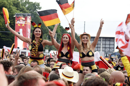 Fans beim UEFA-Fußball-Europameisterschaft 2016 Spiel Deutschland gegen Polen in Berlin
