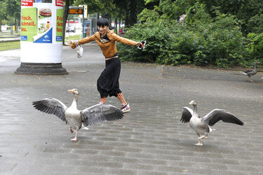Bai Ling mit Entourage in Düsseldorf