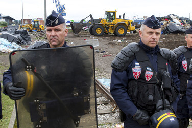 Französische Polizei räumt Flüchtlingslager bei Calais