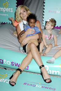 Jane Krakowski startet die 'Pampers Cruisers #SagToSwag Tour' in New York