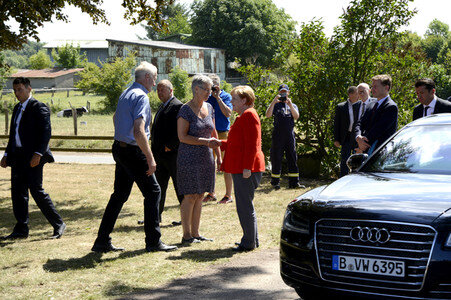 Angela Merkel besucht einen Milchbauernhof in Nienborstel