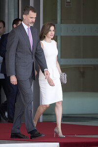 Königin Letizia und König Felipe beim Abflug am Flughafen Madrid-Barajas