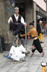 Bai Ling mit Entourage in Düsseldorf