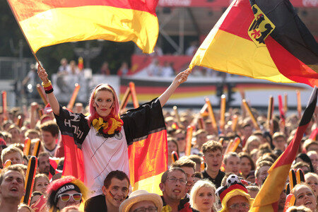 Fanmeile beim UEFA-Fußball-Europameisterschaft 2016 Spiel Deutschland gegen Nordirland in Berlin
