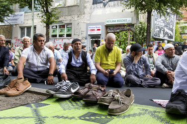 Freitagsgebet vor der abgebrannten Mevlana-Moschee, Berlin