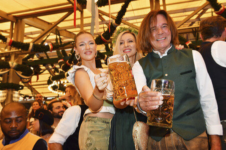 Wiesn Anstich im Schottenhamel Festzelt auf dem Oktoberfest 2025 in München