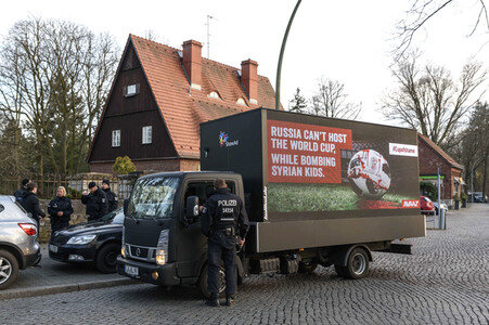 Avaaz Protesst gegen die Fußball-WM in Berlin