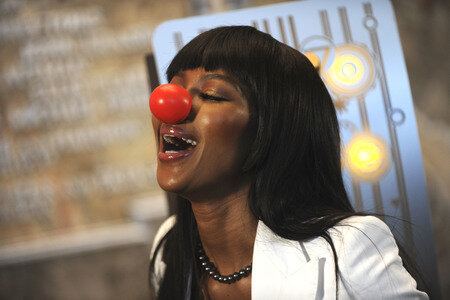 Naomi Campbell schaltet das rote Licht des Empire State Buildings an in New York