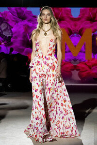 Lola Casademunt by Maite Fashion Show auf der Mercedes-Benz Fashion Week Madrid