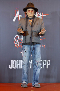 Ausstellung 'A Bunch of Stuff -Tokyo' von Johnny Depp in Tokio