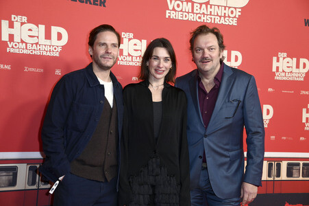 Filmpremiere 'Der Held vom Bahnhof Friedrichstraße' in Berlin