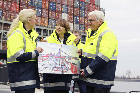 Frank-Walter Steinmeier besichtigt den HHLA Container Terminal Altenwerder in Hamburg