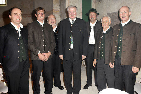 Horst Seehofer beim Gottesdienst in Grasbrunn