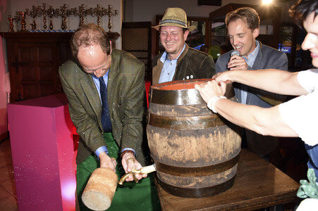 Liberaler Bieranstich der FDP in Grasbrunn