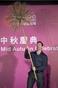 Hugh Jackman beim Tai Hang Fire Dragon Dance Festival in Hong Kong
