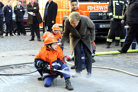 Angela Merkel besucht Jugendfeuerwehr in Berlin