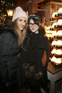 Jana Meyerdierks und Carolina Gorun auf dem Weihnachtsmarkt in Hamburg