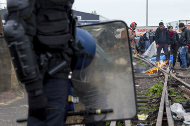 Französische Polizei räumt Flüchtlingslager bei Calais