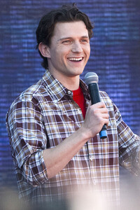 Tom Holland besucht die Fußball-WM Fanzone in Madrid
