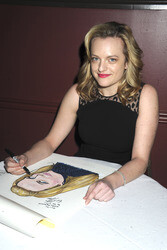 Elisabeth Moss erhält eine Kariaktur im Sardi's in New York