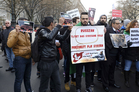Protestkundgebung gegen russischen Militäreinsatz in Syrien in Berlin