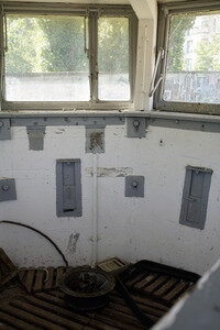 Anlieferung eines Original-DDR-Wachturms zur Gedenkstätte Berliner Mauer
