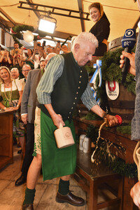 Wiesn Anstich im Schottenhamel Festzelt auf dem Oktoberfest 2025 in München