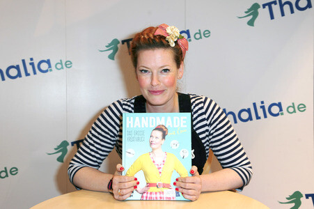 Enie van de Meiklokjes signiert ihr neues Buch 'Handmade' in Hamburg