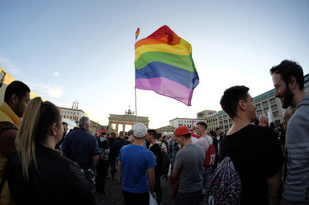 Gedenken an die Opfer des Anschlags von Orlando in Berlin