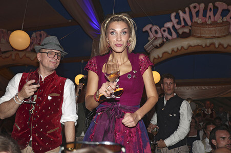 Cathy Hummels Wiesn-Bummel beim Oktoberfest 2026 in München