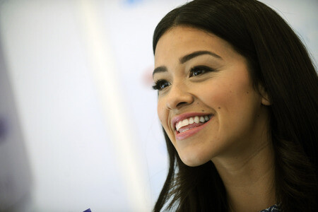 Gina Rodriguez präsentiert ein neues 3D White Produkt in New York