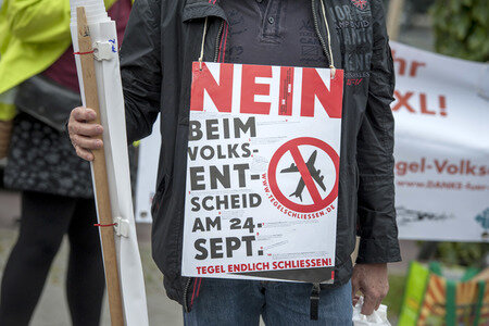 Demo für die Schließung des Flughafens Tegel in Berlin