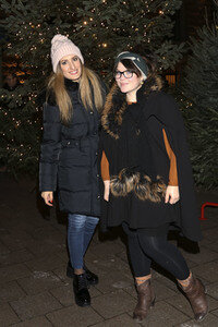 Jana Meyerdierks und Carolina Gorun auf dem Weihnachtsmarkt in Hamburg