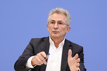 Bundespressekonferenz 'Sondervermögen für Infrastruktur - Mit Geld alleine kann man nicht bauen!' in Berlin