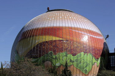 Zeiss-Großplanetarium wird zum 30m großen Burger, Berlin