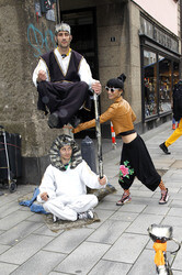 Bai Ling mit Entourage in Düsseldorf
