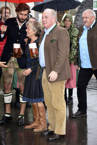 FC Bayern Team auf dem Oktoberfest in München